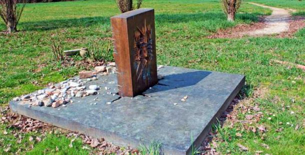 tomba-giorgio-bassani-cimitero-ebraico-ferrara-aldo-gessi