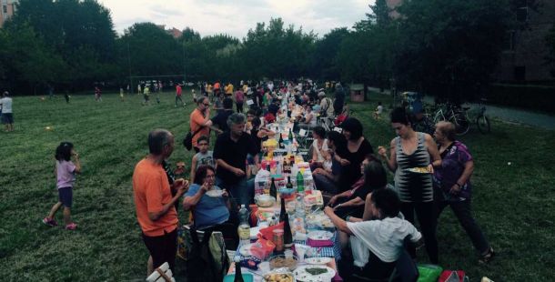 parco-amicizia-cena-vicini-tavolo