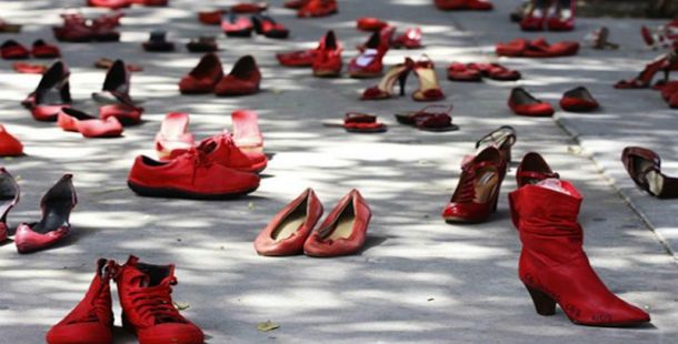 Dei 106 femminicidi di cui si conoscono gli autori, 61 donne sono uccise nell’ambito della coppia, 43 da altro parente, 1 da un conoscente per motivi passionali, 1 da sconosciuto. La realtà ci dice che le donne devono temere non tanto gli sconosciuti ma chi conoscono bene nell’ambito della coppia o della cerchia famigliare (fonte Istat, report del 23 novembre 2023).