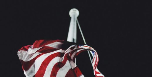 bandiera usa ammainata