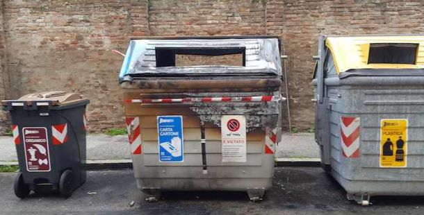 cassonetto bruciato