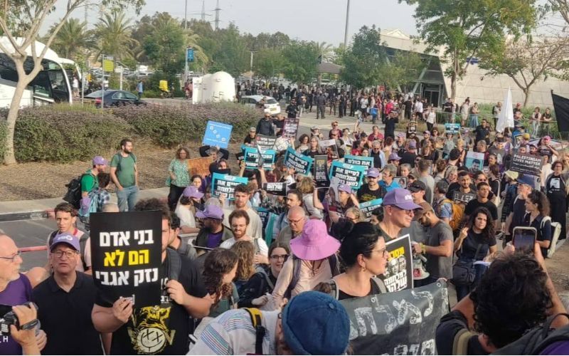 Momenti di tensione e vari arresti per la marcia dei pacifisti israelo-palestinesi verso Gaza