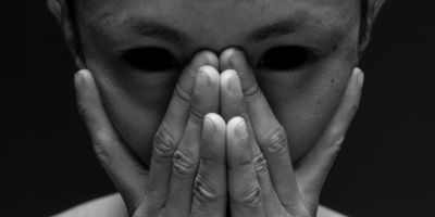 La porta lasciata socchiusa: l’arte di sparire e il silenzio che prende il posto della parola