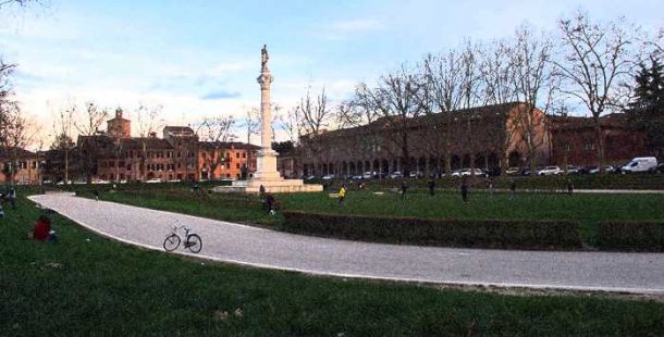 piazza-ariostea-ferrara-fotografia