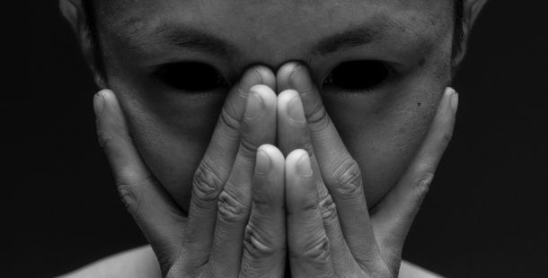 La porta lasciata socchiusa: l’arte di sparire e il silenzio che prende il posto della parola