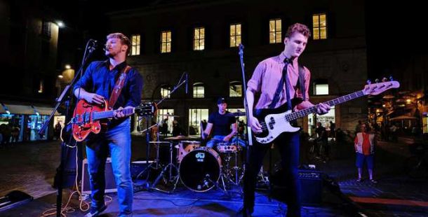 fiaccolata-contro-buona-scuola-renzi-ferrara-giugno-2015-luca-pasqualini