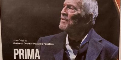 GRANDE TEATRO E VOCI TRA GLI ALBERI