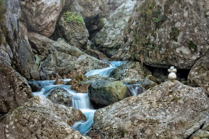 torrente rocce fiume