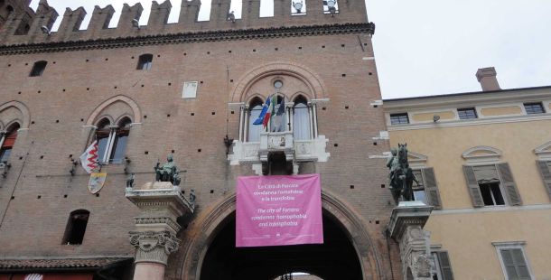 ferrara-omofobia-striscione-arcigay-comune