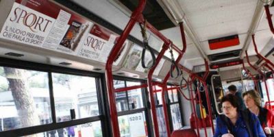 interno autobus semivuoto