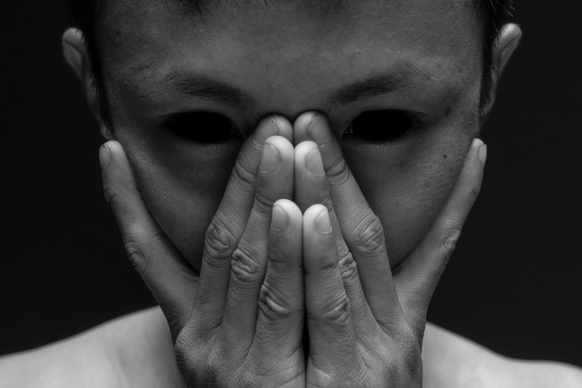 La porta lasciata socchiusa: l’arte di sparire e il silenzio che prende il posto della parola