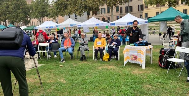 Maratona della lumaca alla Festa del volontariato 2025. Camminare insieme al ritmo dei tamburi