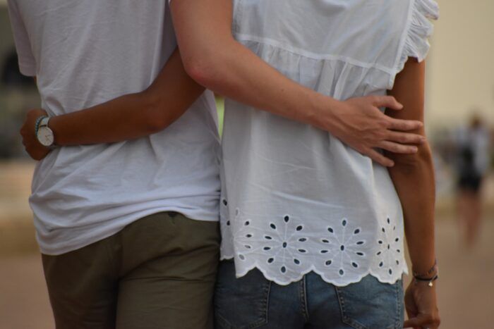 abbraccio coppia amore