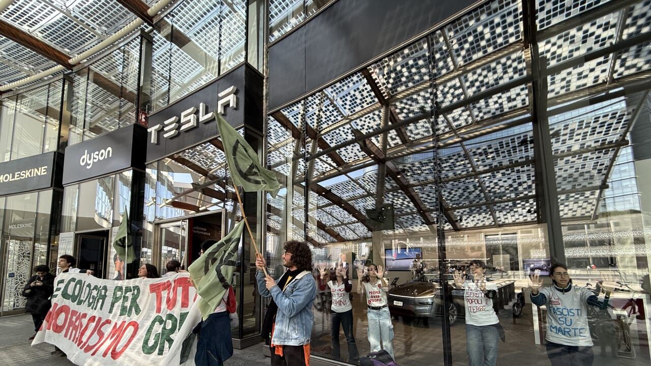 Milano, Extinction Rebellion occupa il Tesla Store di Piazza Gae Aulenti