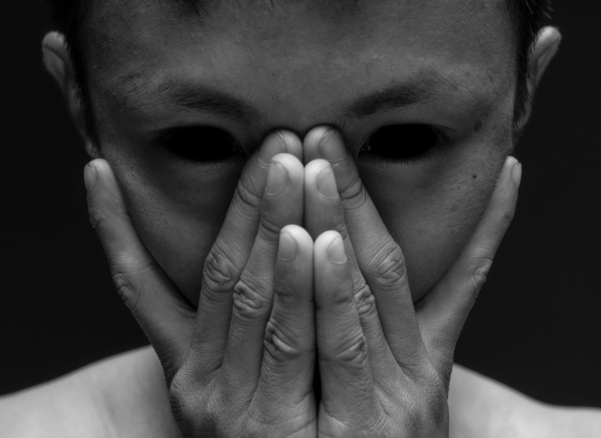 La porta lasciata socchiusa: l’arte di sparire e il silenzio che prende il posto della parola