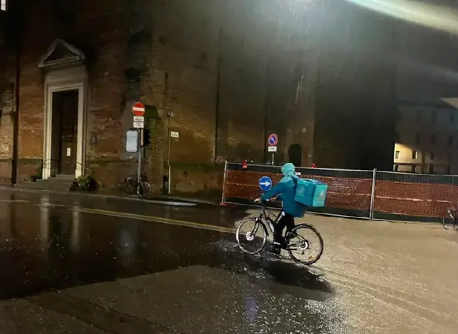 Mai più rider sotto pioggia o caldo estremi