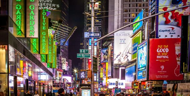 Le mille luci di New York, al contro di un mondo buio