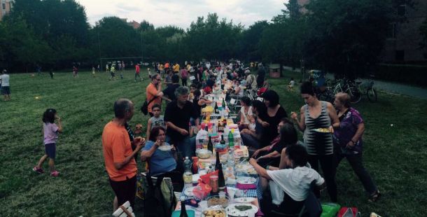 parco-amicizia-cena-vicini-tavolo