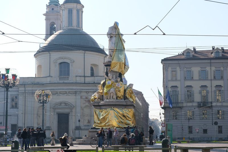 Torino: Extinction Rebellion ricopre di teli termici la Statua di Cavour. “Tassare i ricchi, fermare il collasso climatico”