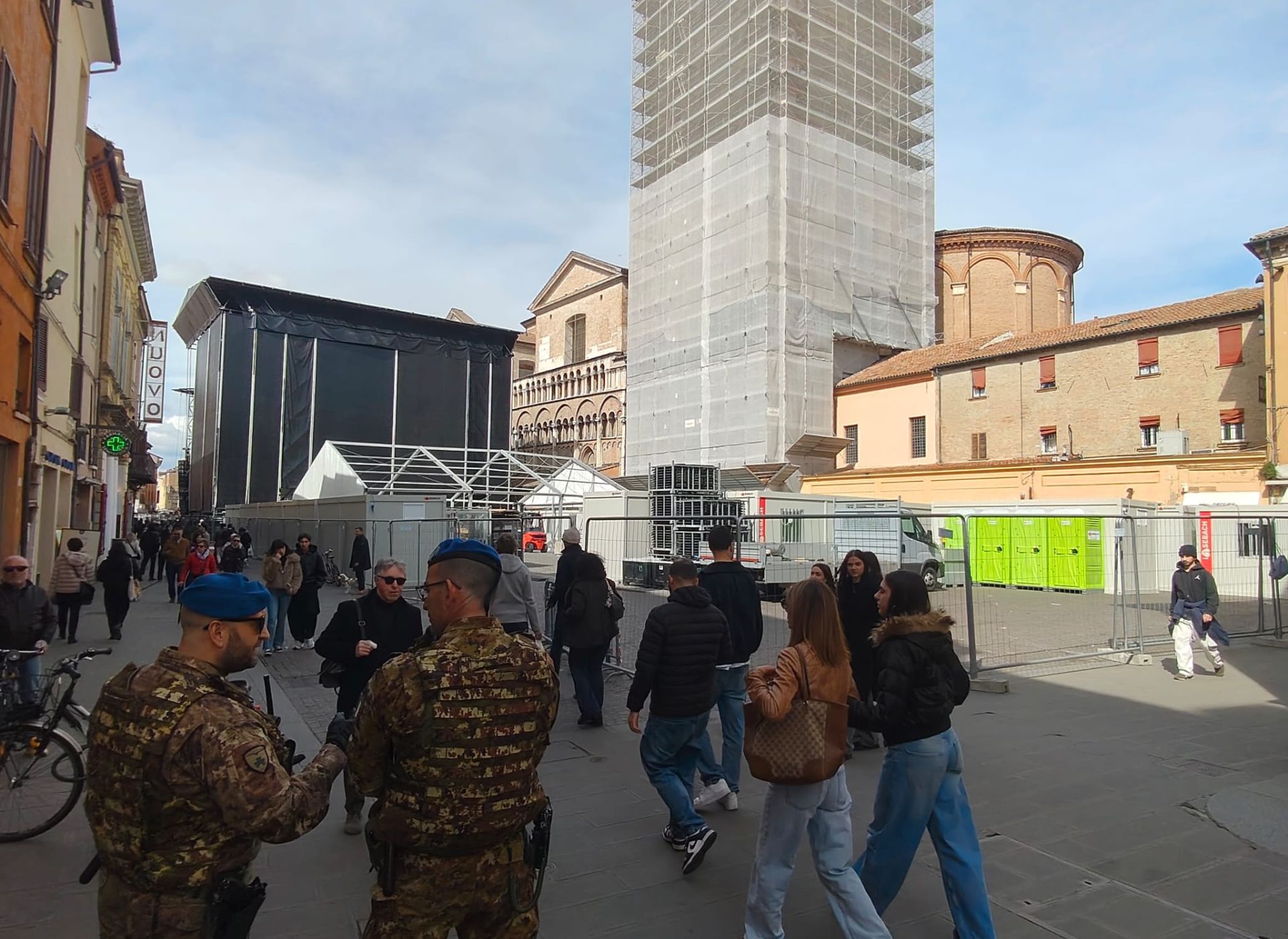 «L’ignobile casone» di fianco al Duomo: Ferrara città da saccheggiare
