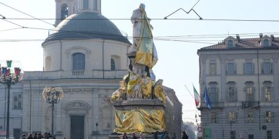 Torino: Extinction Rebellion ricopre di teli termici la Statua di Cavour. “Tassare i ricchi, fermare il collasso climatico”