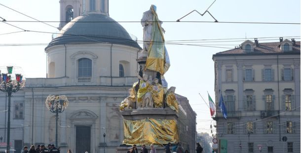 Torino: Extinction Rebellion ricopre di teli termici la Statua di Cavour. “Tassare i ricchi, fermare il collasso climatico”