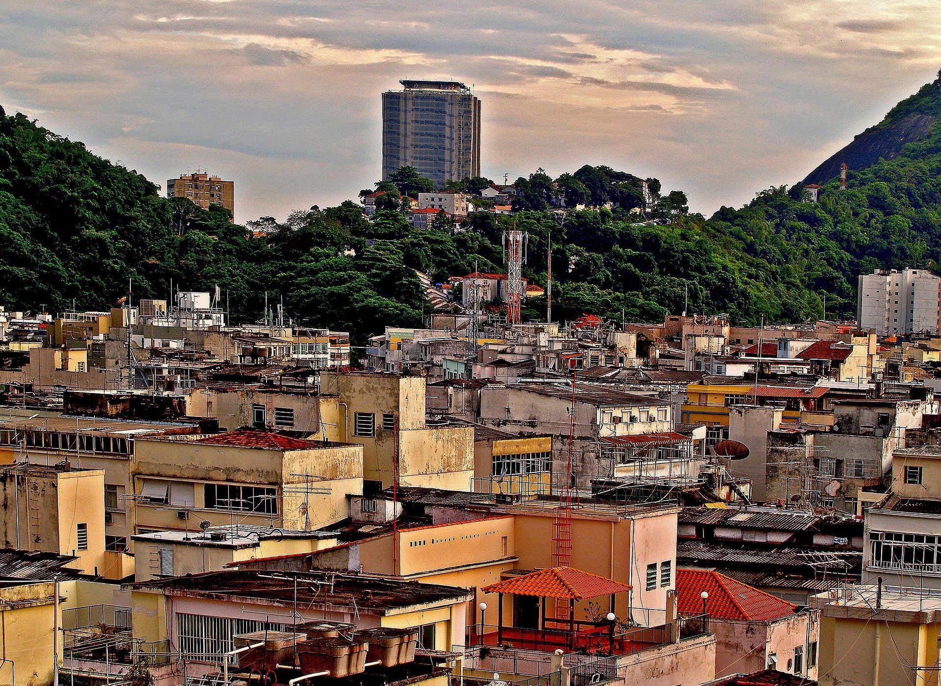 Presto di mattina chiesa e mondo sulle stesse strade prossimi ai poveri