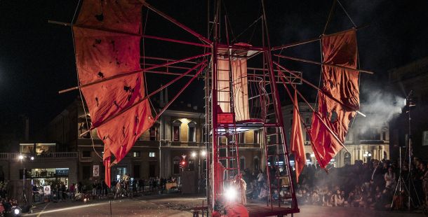 Quijote del teatro nucleo in piazza a Ferrara