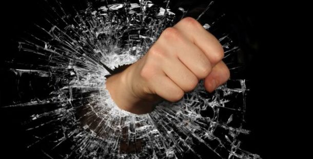 pugno rabbia aggressività