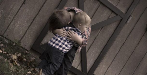 abbraccio bambini