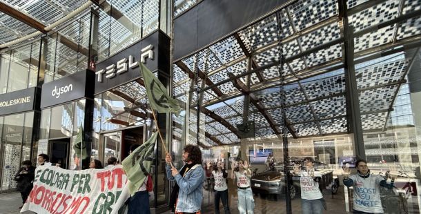 Milano, Extinction Rebellion occupa il Tesla Store di Piazza Gae Aulenti