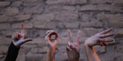 Dalla sologamia al poliamore all’anarchia relazionale o viceversa