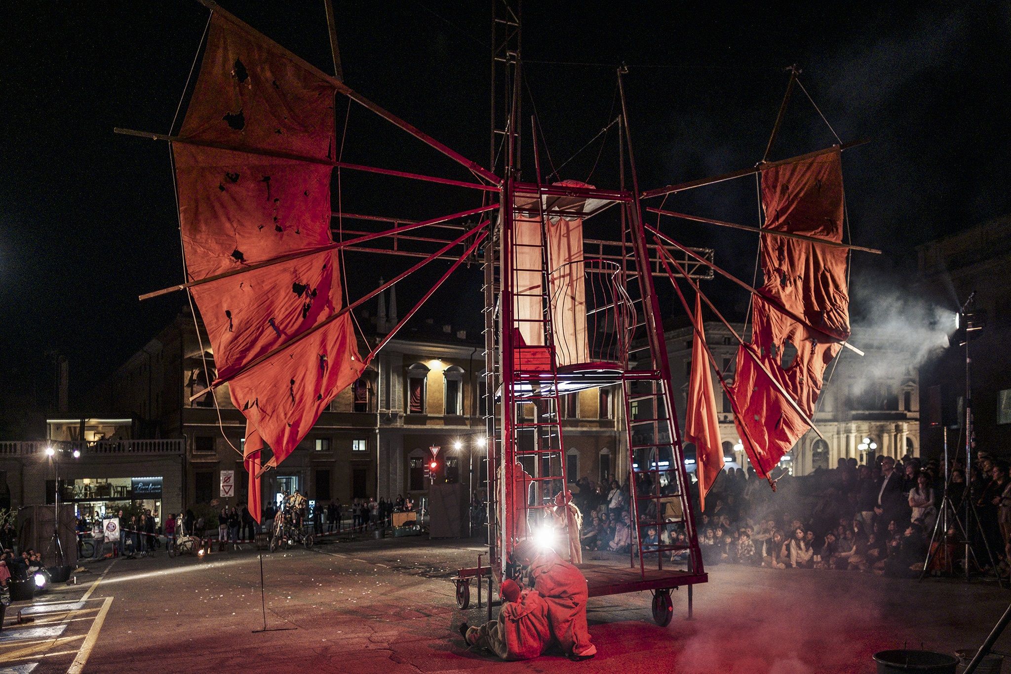 Quijote del teatro nucleo in piazza a Ferrara