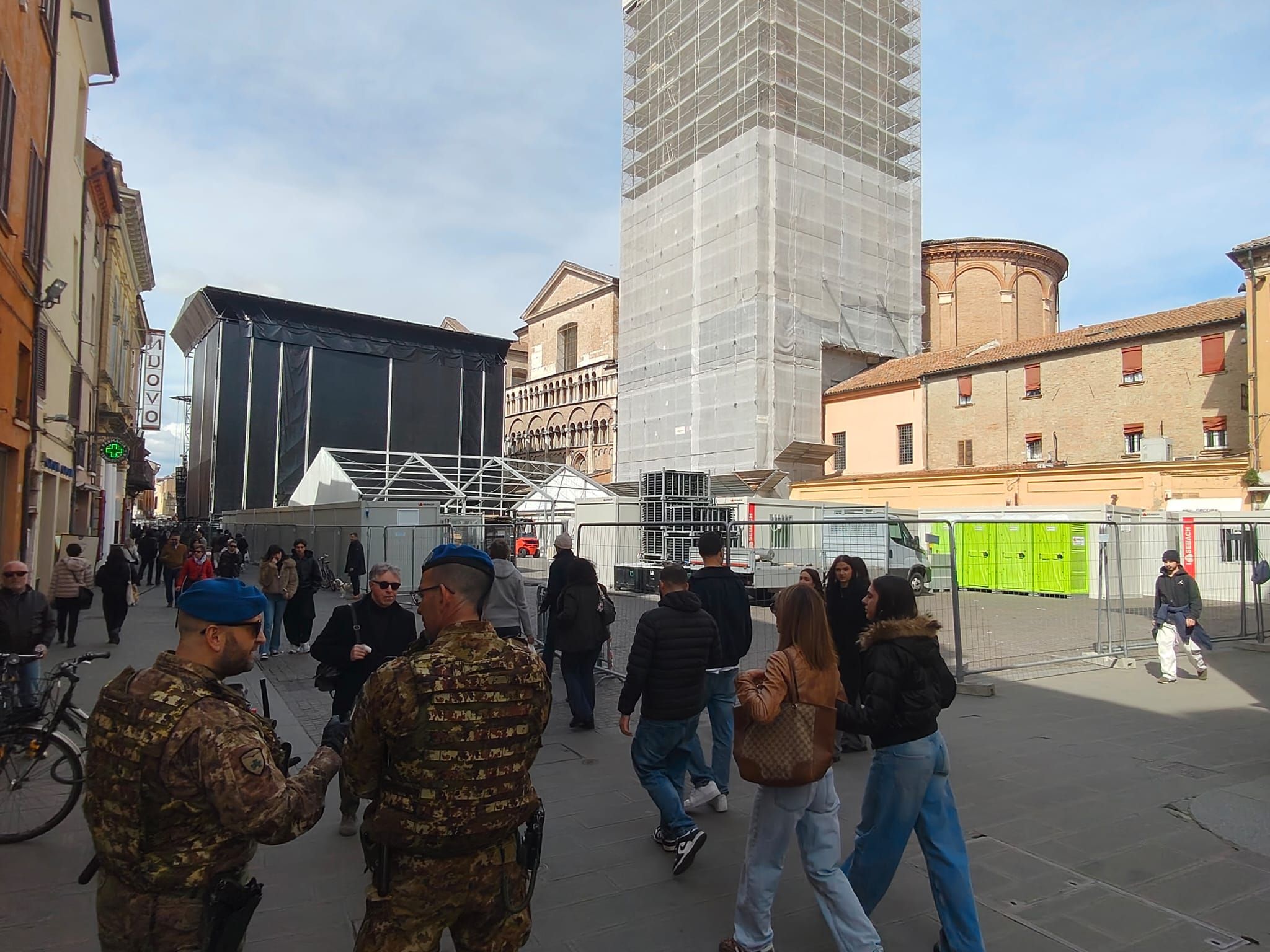 «L’ignobile casone» di fianco al Duomo: Ferrara città da saccheggiare