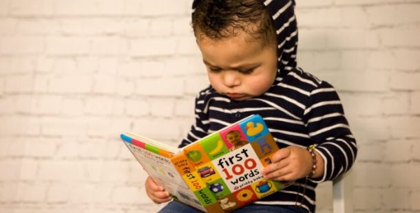bambino lettura libro