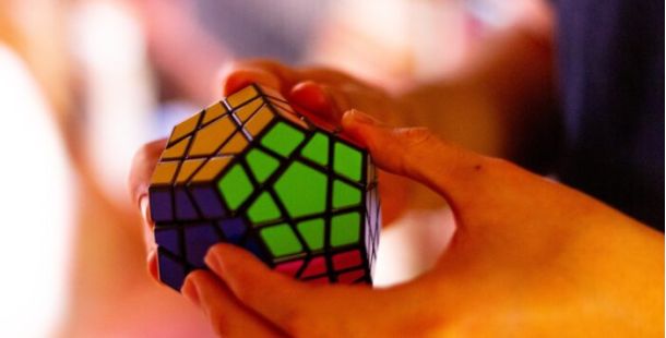 mani logica cubo