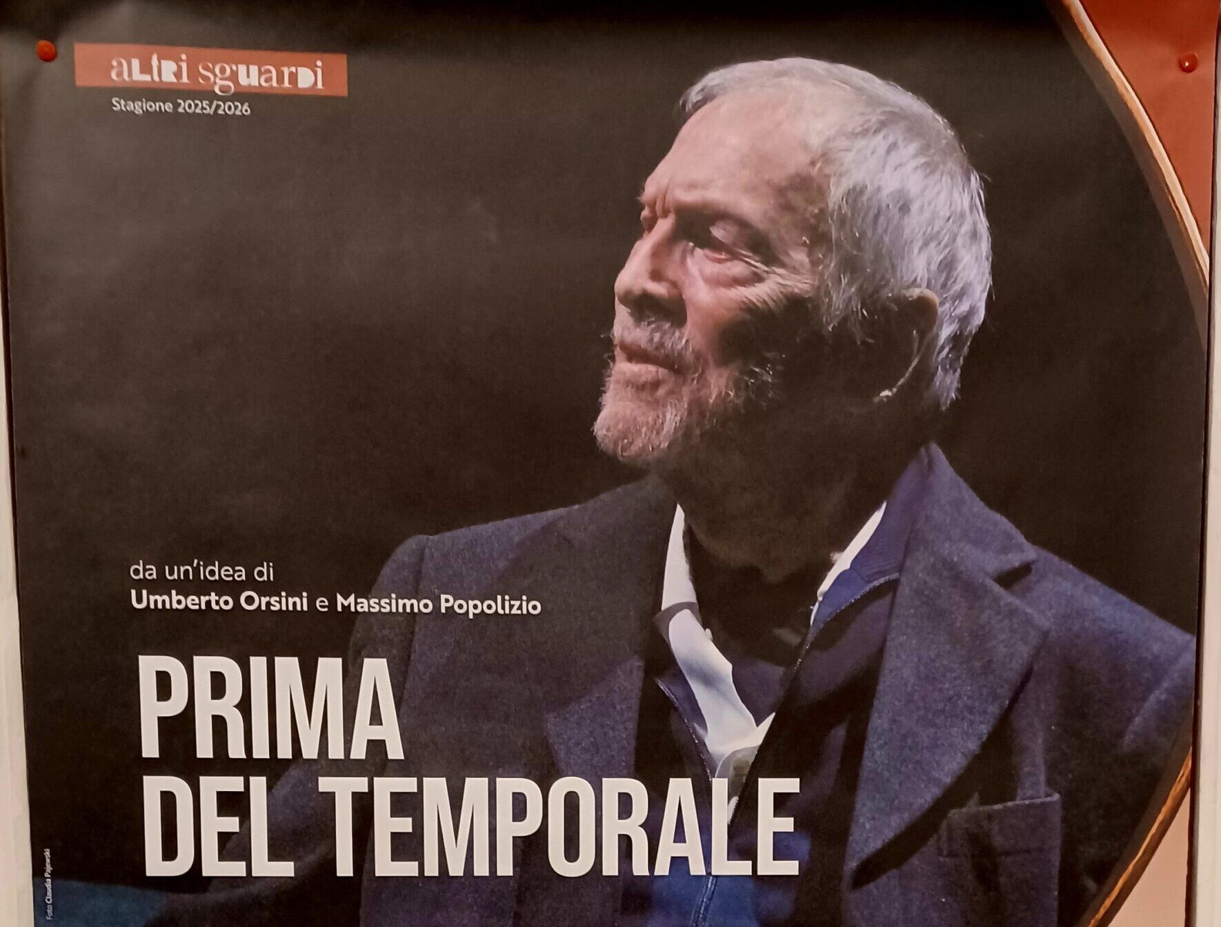 GRANDE TEATRO E VOCI TRA GLI ALBERI