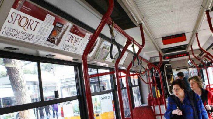 interno autobus semivuoto