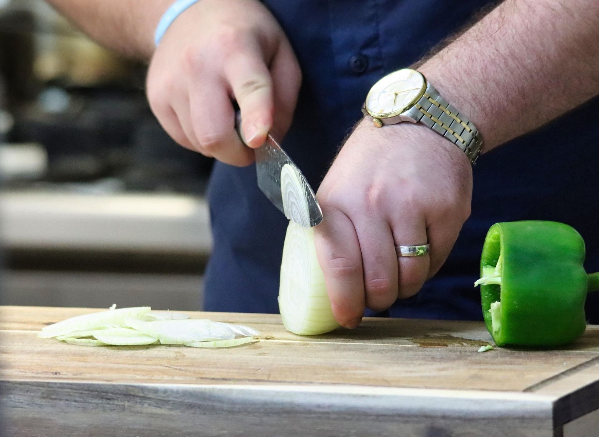 mani che affettano le cipolle