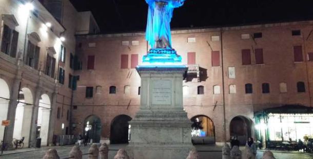 savonarola-piazza-ferrara-statua-blu-autismo