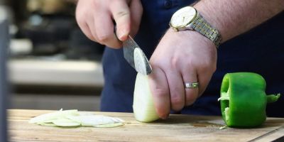 mani che affettano le cipolle