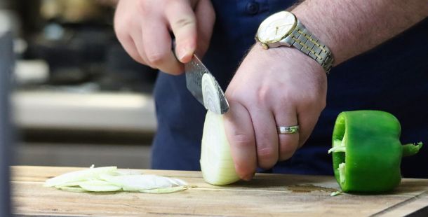 mani che affettano le cipolle
