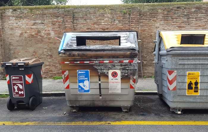 cassonetto bruciato