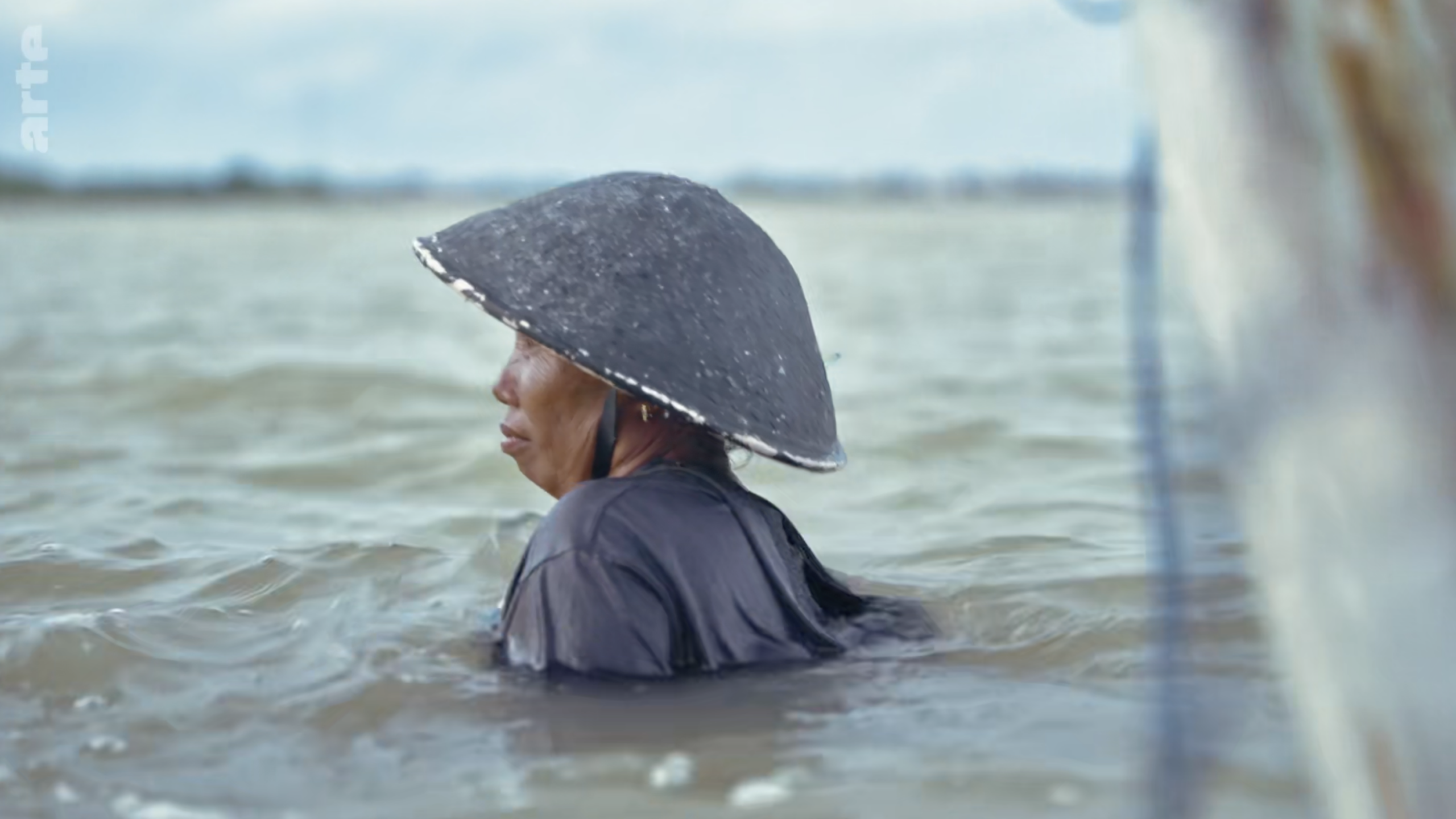 VIVERE CON I PIEDI NELL’ACQUA. IL VILLAGGIO DI TIMBULSLOKO E LA DISTRUZIONE DELLA COSTA DI GIAVA