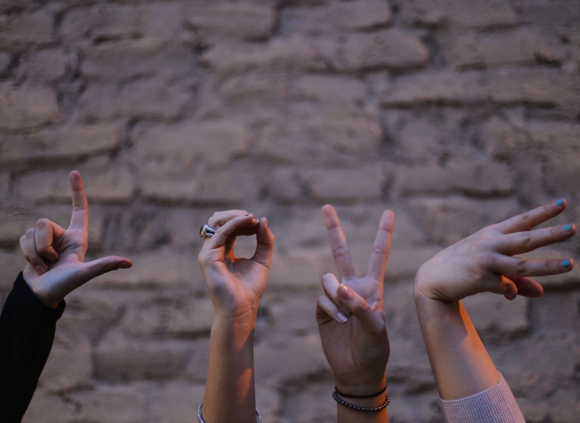 Dalla sologamia al poliamore all’anarchia relazionale o viceversa