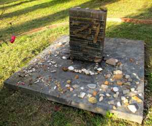 tomba-giorgio-bassani-cimitero-ebraico-ferrara