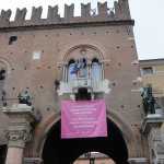 ferrara-omofobia-striscione-arcigay-comune