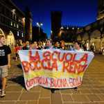 fiaccolata-contro-buona-scuola-renzi-ferrara-giugno-2015-luca-pasqualini