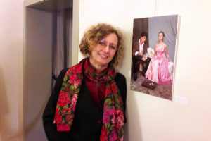 Flavia Franceschini davanti al ritratto della figlia Aurora con Pietro Moretti per la mostra su "Le muse quietanti" (foto Giorgia Mazzotti)