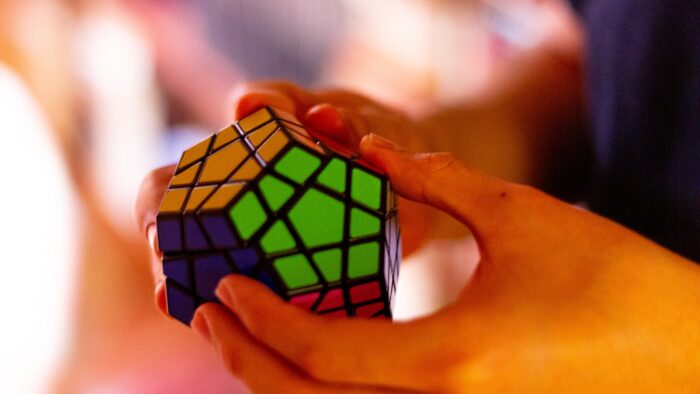 mani logica cubo